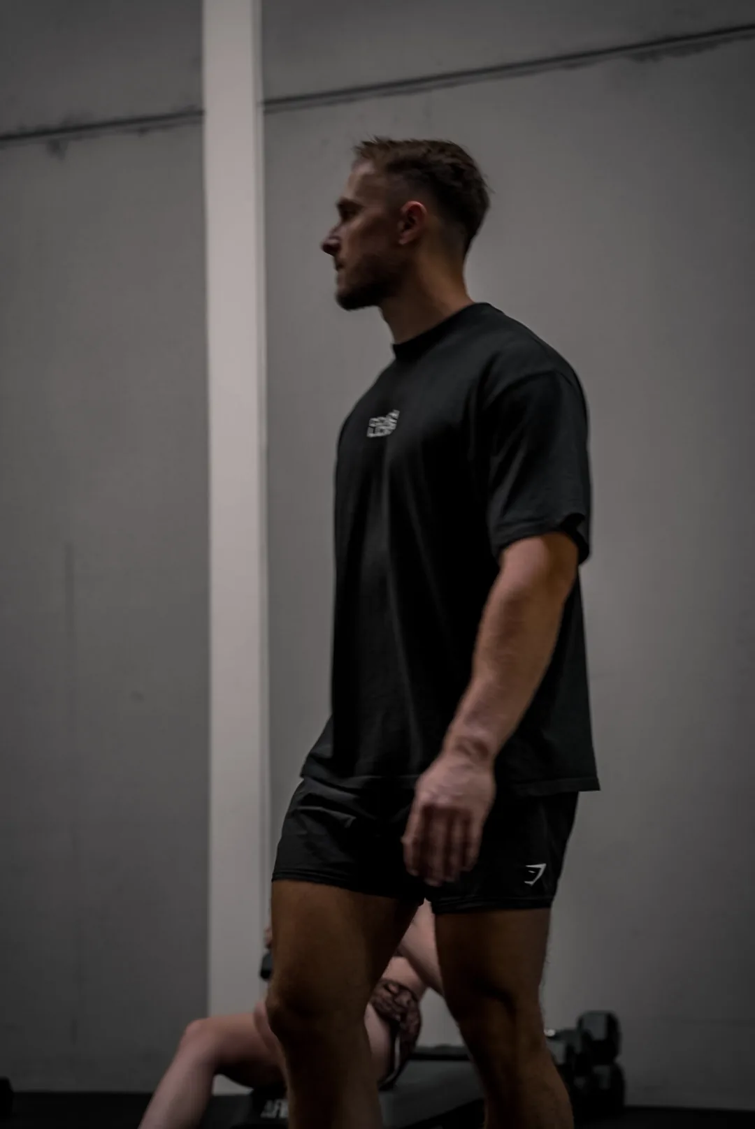 Coach Louis begeleidt een klant tijdens een personal training sessie in Kortrijk.
